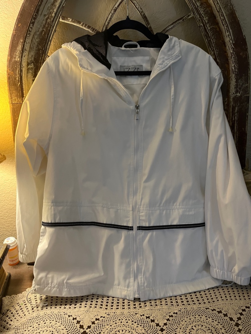 IZZ! White and Black Zipper Down Spring and Summer Jacket , Size Medium